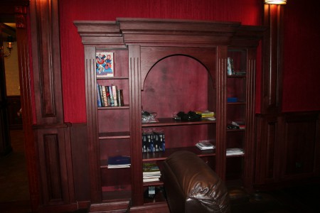 Отделка цокольного этажа. Кинозал. КП ВИК. Колонны, мебель - массив дуба.